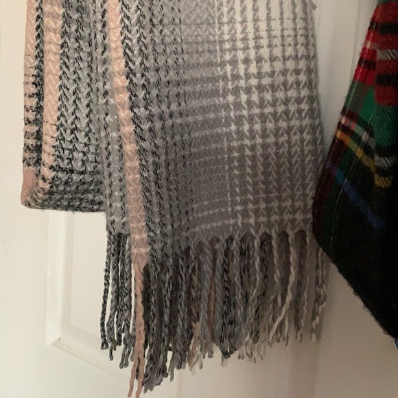 2/$30 Bundle 2 scarves - Picture 3 of 6